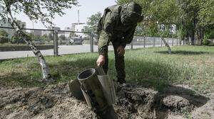 Unter Beschuss: ein Soldat inspiziert einen Einschlag am AKW-Gelände.