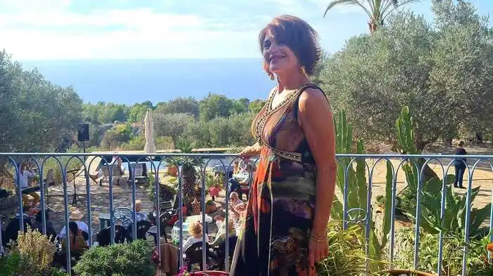 Waltraud Mucher-Gregan auf dem Balkon ihrer Finca mit Blicka auf das Meer