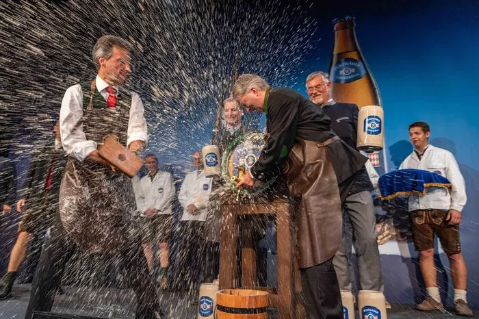 ... und nach nur zwei Schlägen spritzte es ordentlich heraus: das frisch gebraute Puntigamer-Winterbier mit dem neuen Namen "Winterkönig".