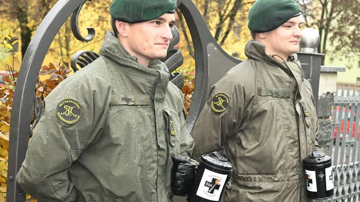 Soldaten des Akademikerbataillons sammelten an den Friedhofseingängen für das Schwarze Kreuz.