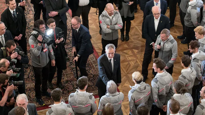 Österreichs Olympiateilnehmer an den Winterspielen von Pyeongchang wurden von Österreichs Staatsspitze verabschiedet.
