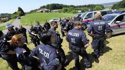 Polizisten und Hundestreifen suchen nach dem Flüchtigen 
