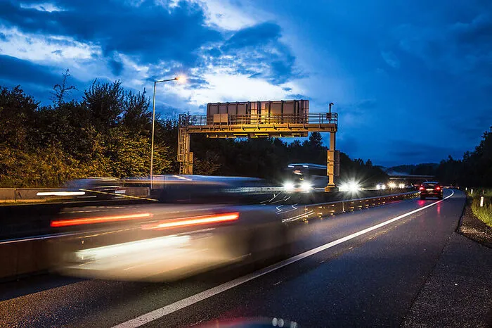 Covid-19 bremste den Verkehr in Kärnten ein. Zwei Beispiele von ausgewählten Zählstellen: Jene in St. Martin auf der A 11 passierten im Jahr 2020 2,229 Millionen Pkw (minus 48,8 Prozent gegenüber 2019) und 0,555 Millionen Lkw (minus 11,4 Prozent gegenüber 2019). Bei Pörtschach Ost auf der A 2 wurden 10,855 Millionen Pkw (minus 21,1 Prozent gegenüber 2019) und 1,521 Lkw (minus 1,8 Prozent gegenüber 2019) gezählt. Das bedeutet bessere Luft: Die Stickstoffdioxidbelastung in Klagenfurt betrug im März 2019 (Kalenderwoche 13) 34 Mikrogramm NO2 pro Kubikmeter Luft, im März 2020 während des ersten Lockdowns waren es 15 Mikrogramm. Was Verkehrsunfälle in Kärnten betrifft, gab es im ersten Halbjahr 2020 einen Rückgang von 12,9 Prozent (in absoluten Zahlen von 1101 auf 959 Unfälle) im Vergleich zu 2019. Die Zahl der Verkehrstoten war in Kärnten über das gesamte Jahr 2020 gesehen jedoch mit 35 höher als im Jahr 2019 mit 29.