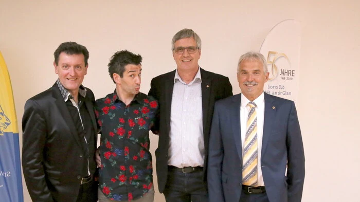 Auf Einladung des Lions Clubs St. Veit gastierte am Freitagabend der bekannte Kabarettist Omar Sarsam (2. von links) mit seinem neuen Programm „Herzalarm“ in der Blumenhalle. 