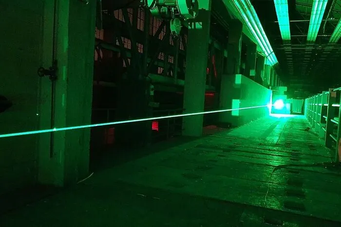 Der Laser übernimmt die Rolle eines elektrischen Kabels in der Luft und gibt damit die Richtung des Blitzes vor.