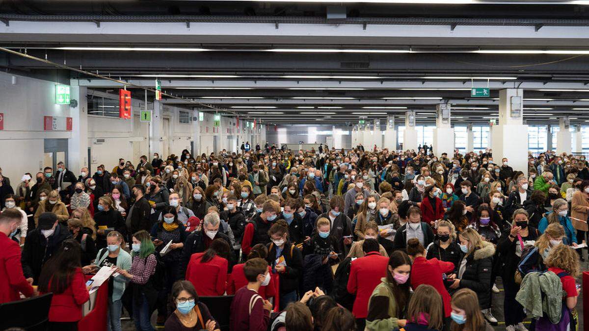 Besucher stehen während des ersten Besuchertags der Frankfurter Buchmesse 2021 im Einlassbereich. 