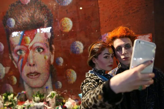 Im Londoner Stadtteil Brixton versammelten sich die Anhänger des Sängers vor einem Kunstwerk des australischen Straßenkünstlers James Cochran alias Jimmy C, vor dem sie um Bowie Tränen vergossen oder Selfie-Fotos anfertigten.
