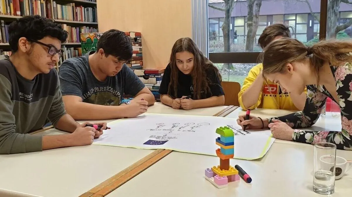 Die Schülerinnen und Schüler diskutierten angeregt mit den Experten und präsentierten ihre Erkenntnisse anschließend vor den Mitschülern