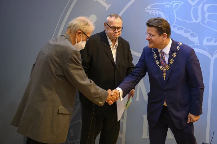 Rektor Oliver Vitouch gratuliert den Ehrendoktoren