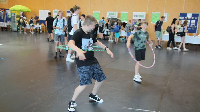 In der Stadtwerke-Halle in Hartberg herrschte bei der gestrigen „Gesundheitsmesse“, die unter dem Titel „Xund und du – Steirische Jugendgesundheitskonferenz“ stand, ein Gewusel wie in einem Bienenstock.