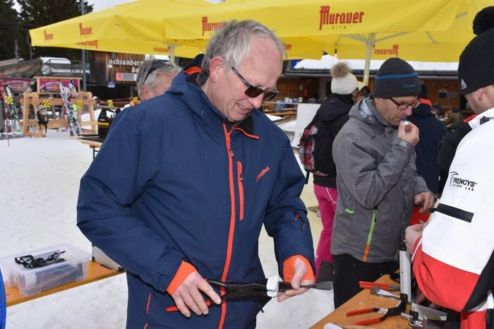 Sie wollten eine Spenglerfliege aus Aluminium mit einer Größe von ein mal zwei Meter für den guten Zweck zu falzen.
