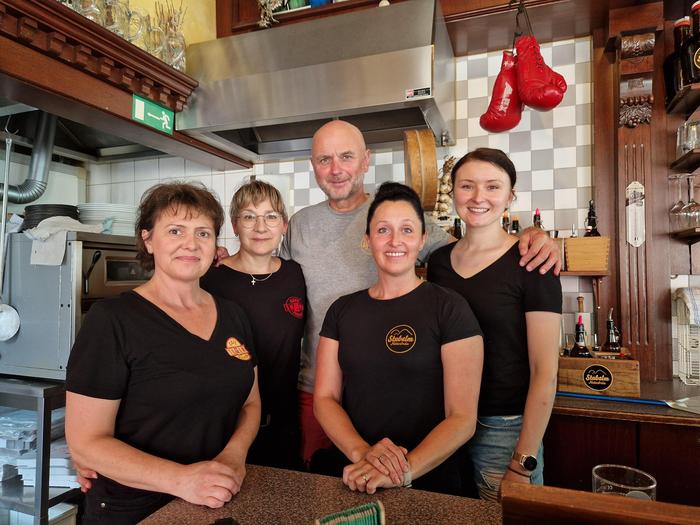 Bernd und Lena Mara mit dem Team der Café-Pizzeria Turm: Gertrude Hohl, Maria Fabian und Beate Wohkittel