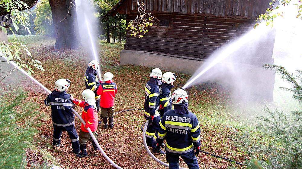 Kameraden der FF Laintal beim Ausbilden der Feuerwehrjugend	