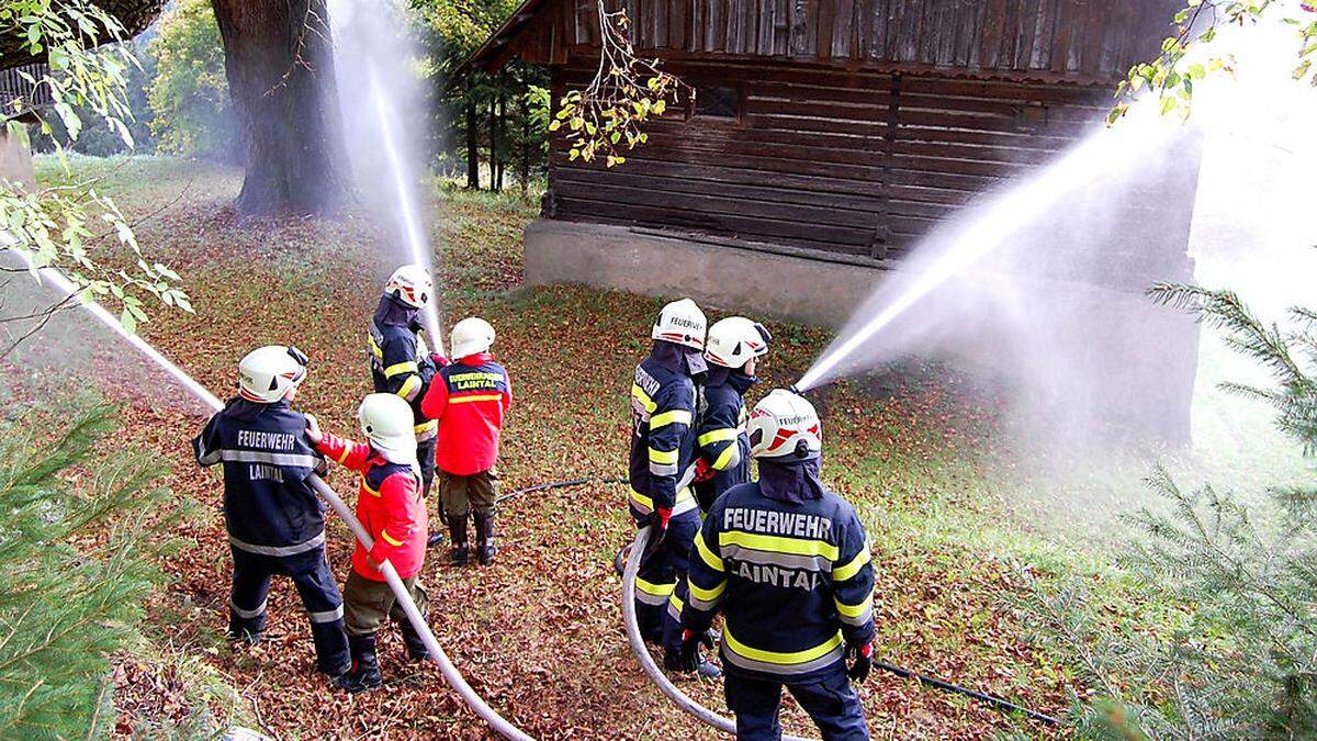 Kameraden der FF Laintal beim Ausbilden der Feuerwehrjugend	