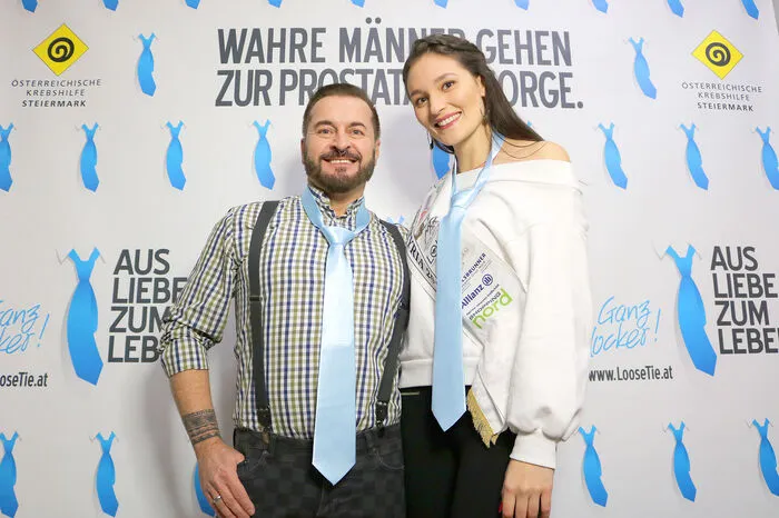 Moralische Unterstützung gab es für die Herren u.a. von Miss Styria Justine Bullner (hier mit Autor Franz Preitler) ...