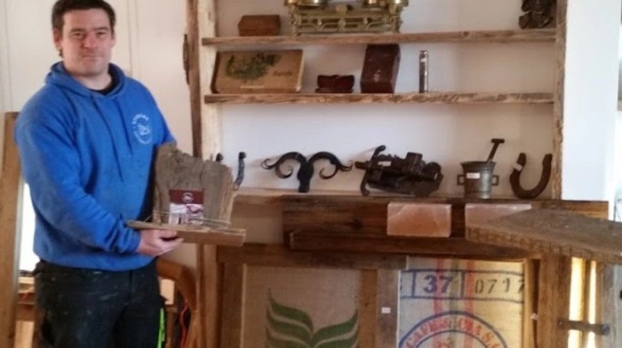 Bernd Stiegelbauer liebt die Arbeit mit Antikholz. In seiner Tischlerei in Oberfahrenbach entstehen lauter Unikate.