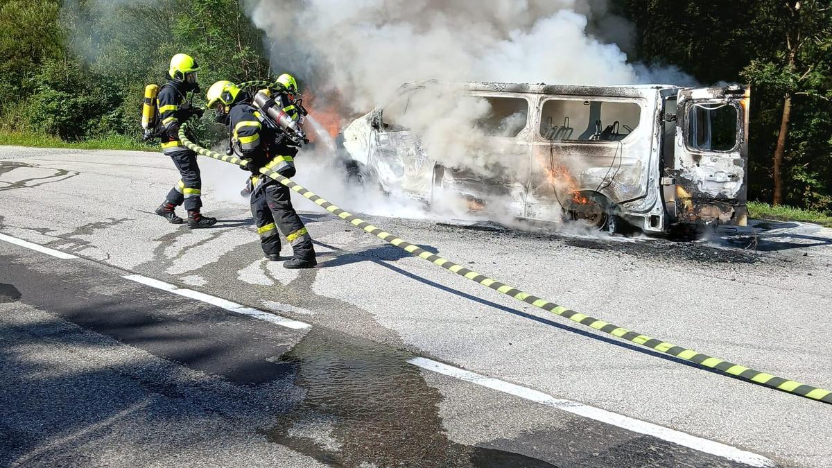 Unter Atemschutz und mittels F-500-Löschmittel wurde der Bus gelöscht