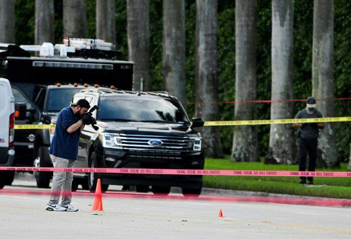 FBI-Beamte sichern Spuren vor dem West Palm Beach Golf Club