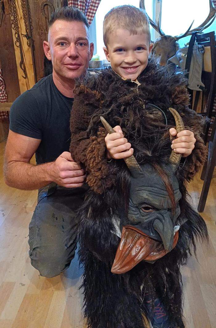 Martin Lutz, Obmann der Krampus-Gruppe „Kärntnerbluat“ aus Klagenfurt mit Luca Leopold