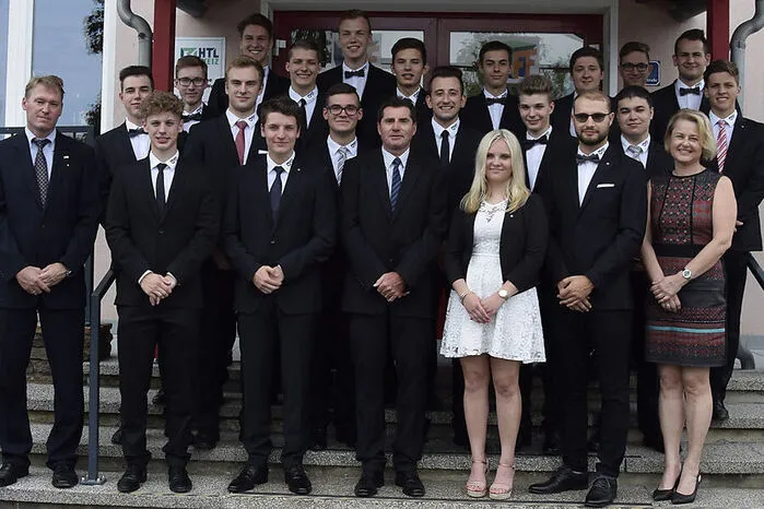 Für die 5 AHMBA ist die HTL vorbei: Bernd Brunner, Andreas Großschedl, Jakob Handler, Christian Hardinger, Manuel Hofer, Paul König, Manuel Mattes, Eugen Mirescu, Jürgen Neubauer, Florian Pelzmann, Michelle Pilz, Jakob Raidl, Sebastian Schmidt, Alexander Schweinzer, Mike Seiler, Dominik Steiner, Jan Studeny, Patrick Vogl, Nico Weiß, Johannes Wilfling, Stefan Zollner, Sebastian Zotter. Klassenvorstand: Josef Löffler