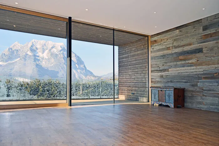 Ausschlaggebend für die gesamte Planung war ein massiver Bergstock, der Grimming. Alles konzentriert sich auf den Ausblick. Gebaut wurde außen und innen mit Holz.