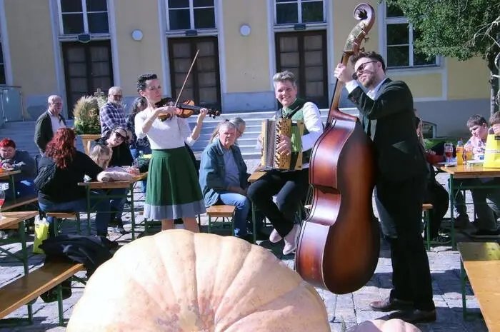 Bei spätsommerlichen Temperaturen konnten die zahlreichen Besucher bei schwungvoller Musik, dargeboten von den „Irrwurzlern“, ...