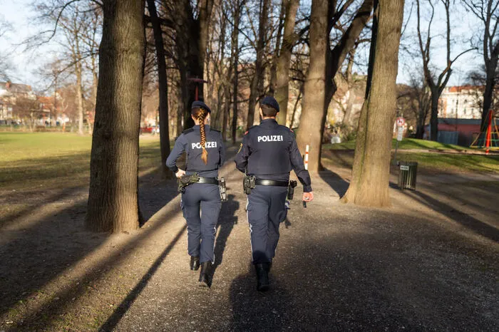 Die Polizei darf in diesen Schutzzonen Betretungsverbote aussprechen. Der offene Drogenhandel soll so eingedämmt werden. "Die Grundidee der Schutzzonen ist es, Minderjährige dort vor strafbaren Handlungen zu schützen", betont die Polizei.