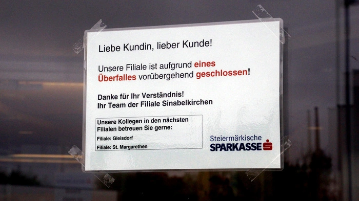 Nach dem nächtlichen Coup bleib die Filiale geschlossen.