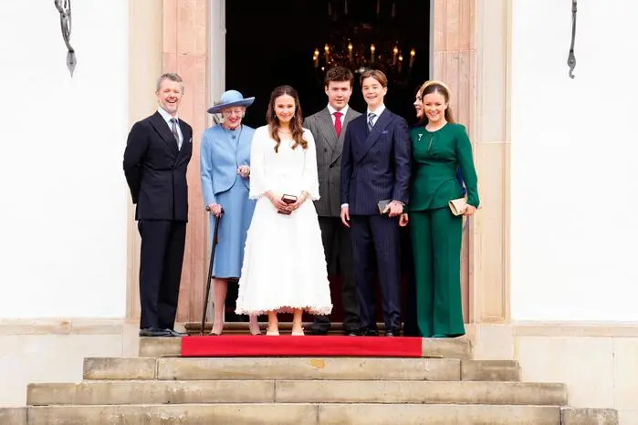 Auf der Kirchentreppe entstehen die ersten Gruppenfotos der Familie. Auch die Großmutter der Zwillinge, die frühere Königin Margrethe, ist mit dabei.