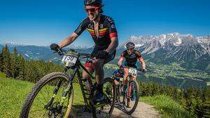 Bei der Alpentour Trophy quälen sich die Mountainbiker durch das spektakuläre steirische Bergpanorama 