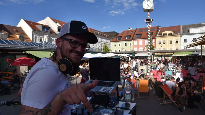 Nach dem Aufwärmen mit DJ Steve Hook (am Foto) ab 16 Uhr startete das erste After Work Markt Programm des heurigen Jahres um 18.15 Uhr mit dem Auftritt der Sängerin Verena Wagner. Die After Work Markt Feste gehen freitags auf dem Klagenfurter Benediktiner Markt bei freiem Eintritt über die Bühne, beginnen immer um 16 Uhr mit DJ Steve Hook, denen jeweils ein Konzert folgt, das bis 21.30 Uhr dauert. Es gilt die 3 G Regel. Am 3. September erlebt man Taftfunk, am 10. Acoustica, am 17. Sinn und am 24. Stephanie Madrian.