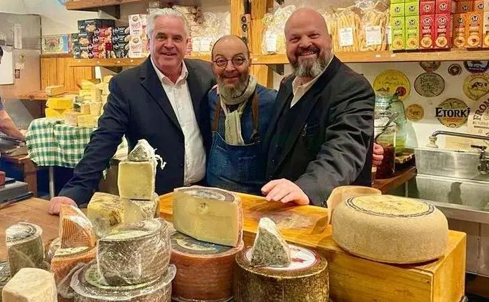 Hannes Tschemernjak und Mike Köberl mit Käse-Guru Norbert Wabnig