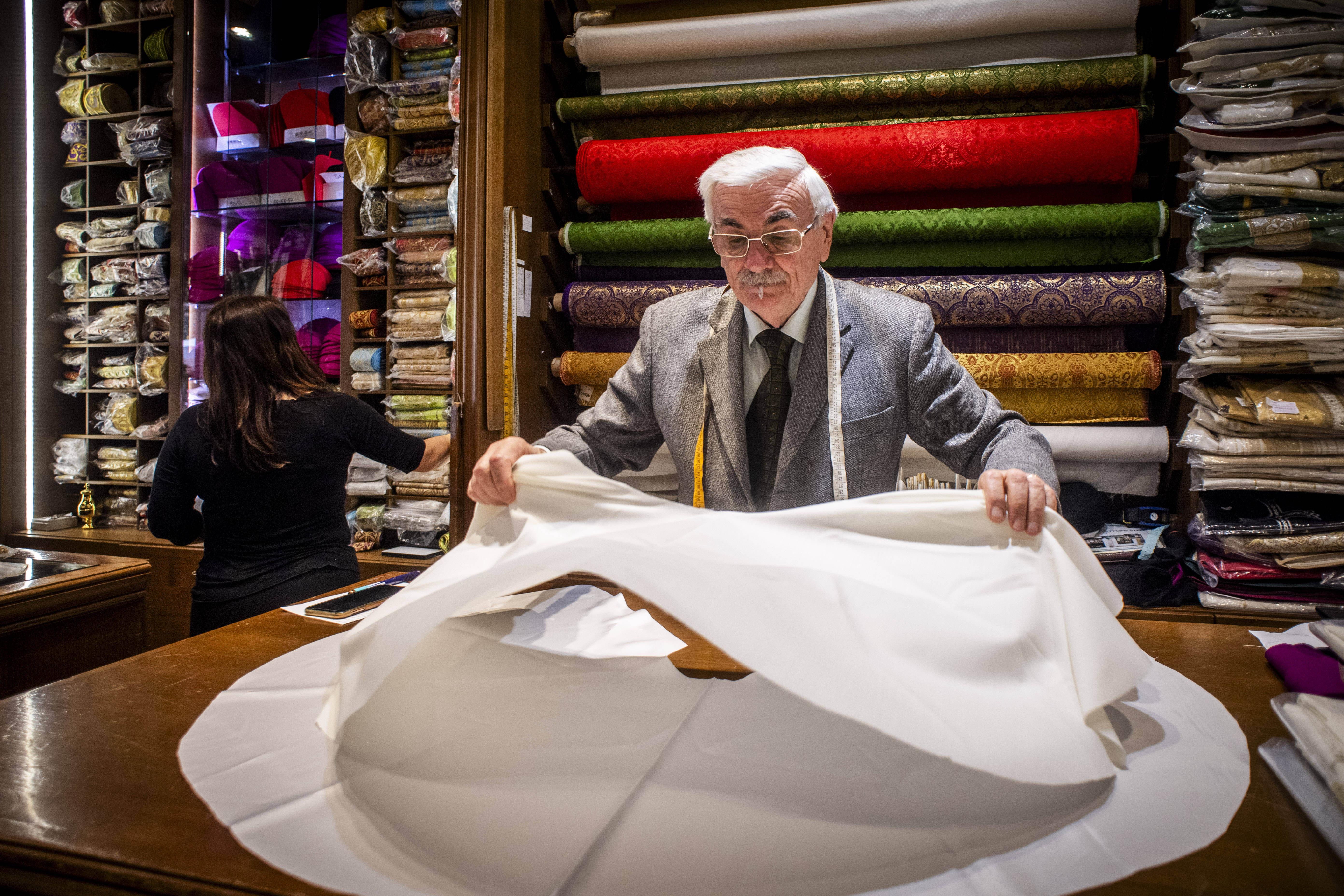 Raniero Mancinelli in seinem Geschäft. Seine Talare warten in der Kammer der Tränen auf den neuen Papst