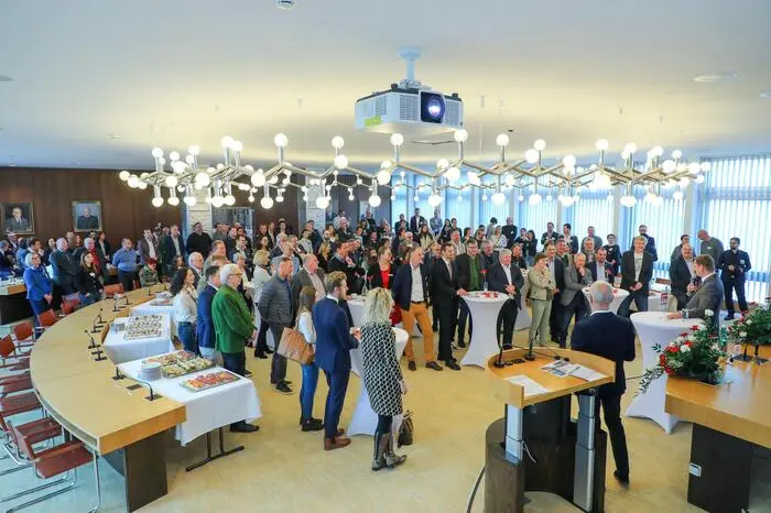 Mehr als 100 Gäste aus Politik und Wirtschaft, von Behörden, Schulen und Institutionen sowie der Exekutive nutzten den Vormittag, um ihr Netzwerk zu pflegen und auszubauen. 