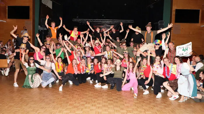 Gruppenbild bei der LFS-Mitternachtseinlage - sie war ein voller Erfolg