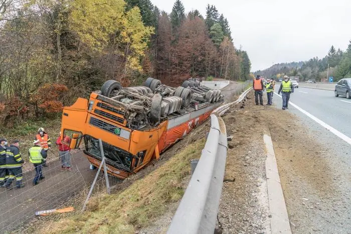 Der Lenker hatte großes Glück, er blieb laut ersten Informationen unverletzt.