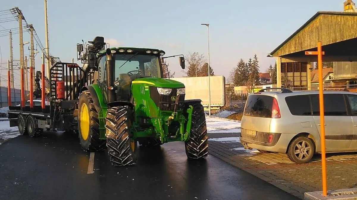 Das Traktorgespann versperrte dem Pkw (rechts) den Weg