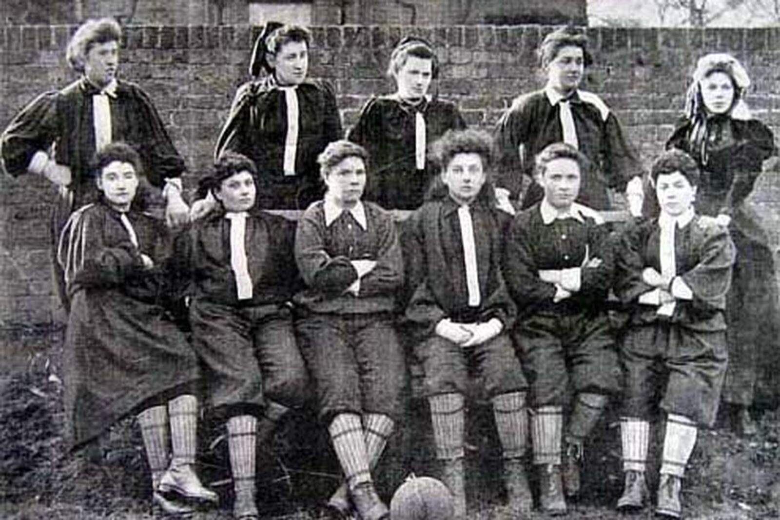 Team Nordengland beim ersten Frauenfußballspiel 1895
