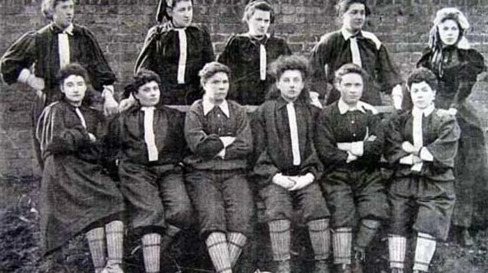 Team Nordengland beim ersten Frauenfußballspiel 1895