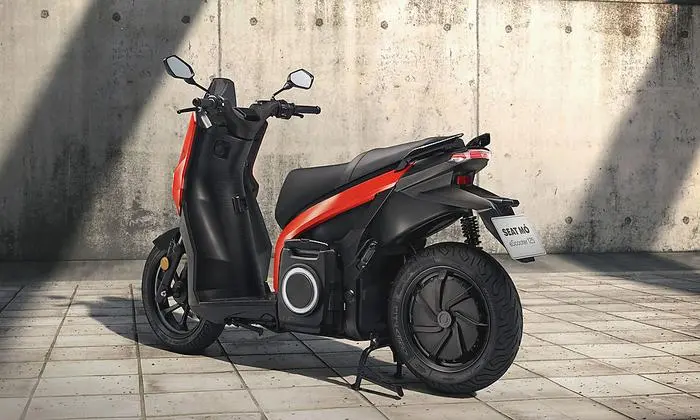 Die Batterie kann man ausbauen und an der Haushaltssteckdose laden