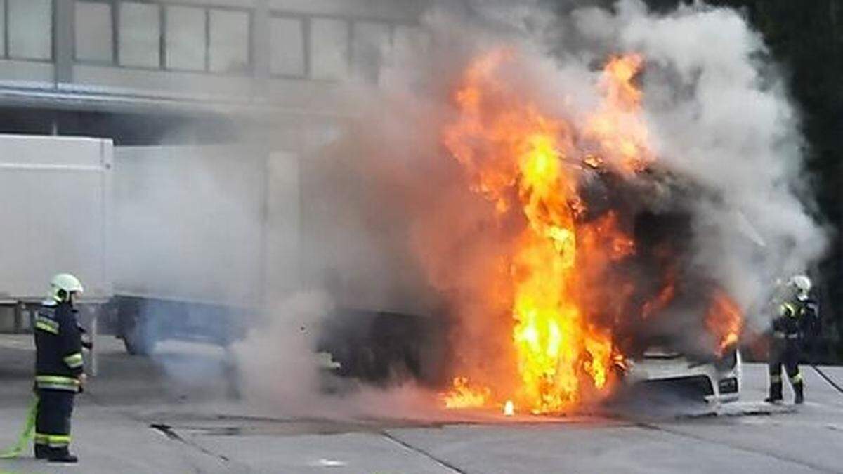 Am Parkplatz des Bären-Industrieparks ging der Lkw in Flammen auf