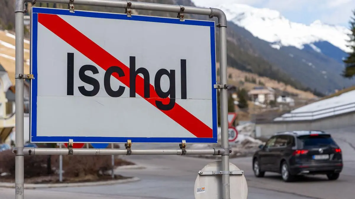 ABD0135_20200313 - ISCHGL - ÖSTERREICH: ZU APA0767 VOM 12.3.2020 - Die Wintersaison endet heuer aufgrund des Coronavirus in Tirol frühzeitig. Nach dem Wochenende werden alle Skigebiete geschlossen. Im Bild: Die Ortstafel von Ischgl aufgenommen am Freitag, 13. März 2020, in Tirol. - FOTO: APA/JAKOB GRUBER