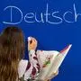 ABD0036_20161027 - ILLUSTRATION - Eine Schlerin der sechsten Klasse schreibt am 25.10.2016 in einem Klassenzimmer an einem Gymnasium in Straubing (Bayern) an einer Tafel das Wort "Deutsch". Foto: Armin Weigel/dpa (zu dpa "ÇBildungstrendÈ und PISA - die deutsche Schulpolitik im Test-Stress" vom 27.10.2016) +++(c) dpa - Bildfunk+++