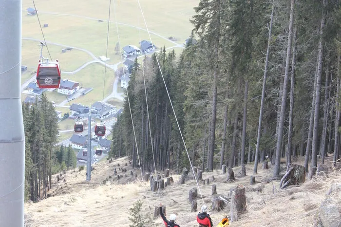 Um für den Ernstfall gerüstet zu sein, waren rund 60 Bergrettungsmitglieder damit beschäftigt, Personen aus einer stehen gebliebenen Gondelbahn zu bergen und sicher ins Tal zu bringen.