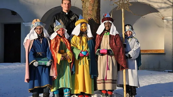 Pfarrer Christoph Wiesler begleitete Lea Weber, Valentina Mayer, Valerie Sammer, Hannah Niederl und Paul Putz