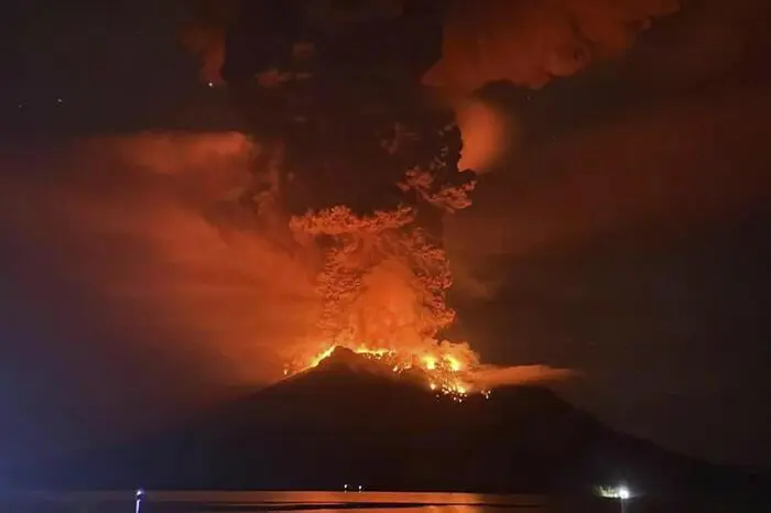 Im Jahr 1871 hatte ein Ausbruch des Ruang einen Tsunami mit bis zu 25 Meter hohen Wellen ausgelöst. Auf der fünf Kilometer entfernt liegenden Nachbarinsel Tagulandang starben damals rund 400 Menschen.
