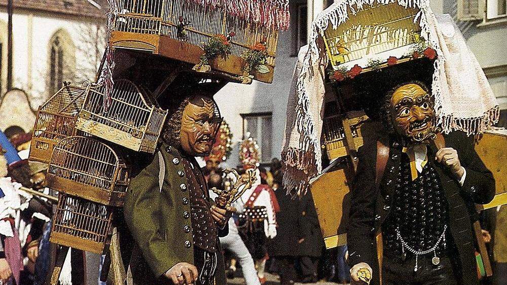 Die Vogelhändler in der Alt-Imster-Tracht, eine der besonderen Figuren beim Imster Schemenlaufen