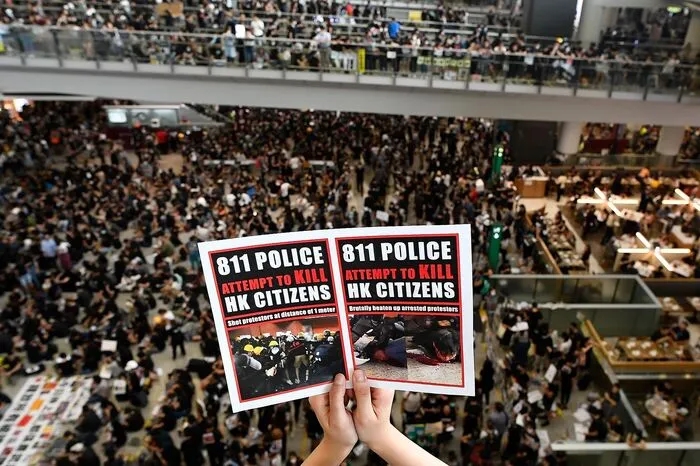 Die Verwaltung rief Passagiere und Besucher auf, den Flughafen zu meiden. Zuvor waren bereits drei Tage lang Sitzblockaden abgehalten worden, bei denen Demonstranten den Fluggästen die Beweggründe für die Proteste erläuterten.
