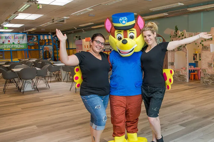 Die Betreiberinnen Natascha Pössenbacher (links) und Martina Kohlberger mit Maskottchen.