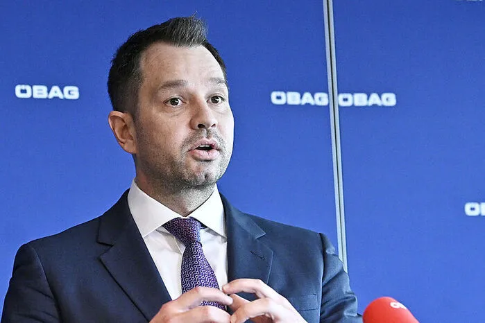 "Sebastian will mich nicht gehen lassen" Thomas Schmid wollte Ende 2017 nicht mehr Generalsekretär im Finanzministerium sein. "Kriegst eh alles, was du willst" Der damalige Kanzler Sebastian Kurz (ÖVP) beruhigte Schmid vor seiner Bestellung zum ÖBAG-Chef. "Du bist Familie" Gernot Blümel (ÖVP) ist mit Schmid aber nicht blutsverwandt.